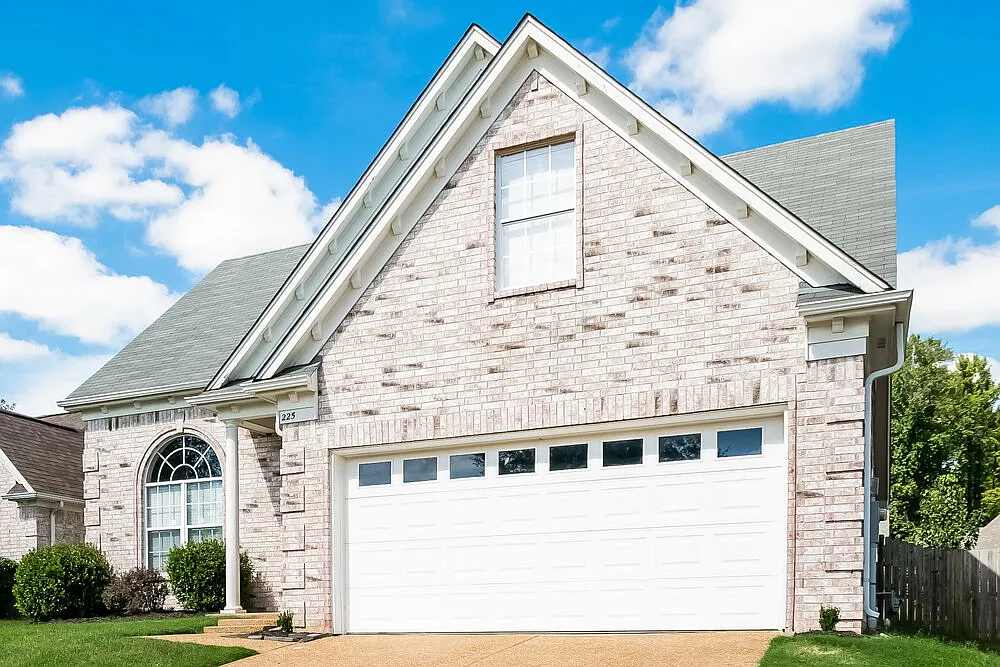 4 bed, 2.5 bath, 1796 sqft, $1,975 — Photo 1
