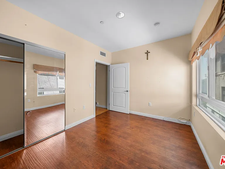 980 S Oxford Ave #202 — Photo 3
