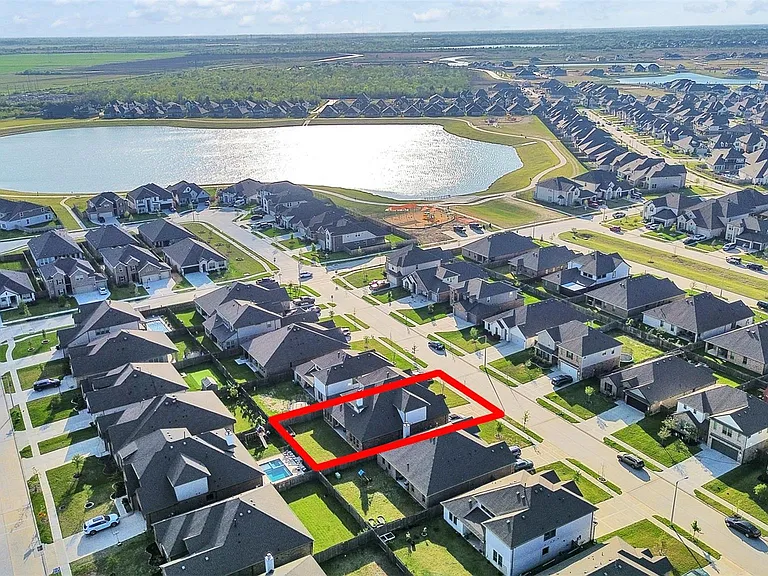 818 Kingwood Dr — Photo 4