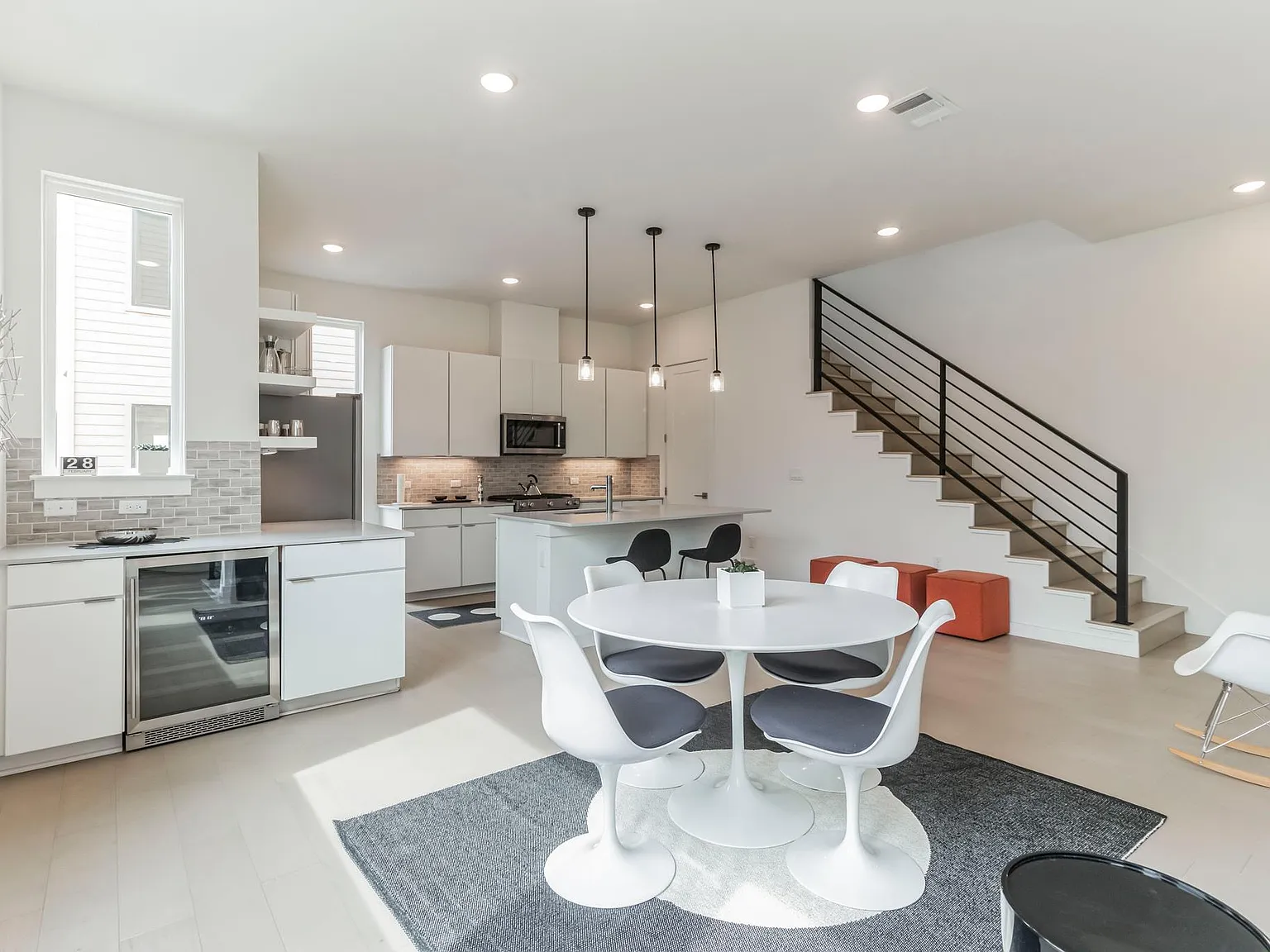 3 bed, 3.5 bath, 2077 sqft, $3,900 — Photo 4