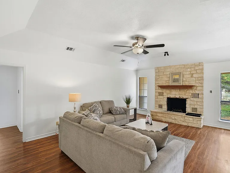 306 Woodstone Dr — Photo 5