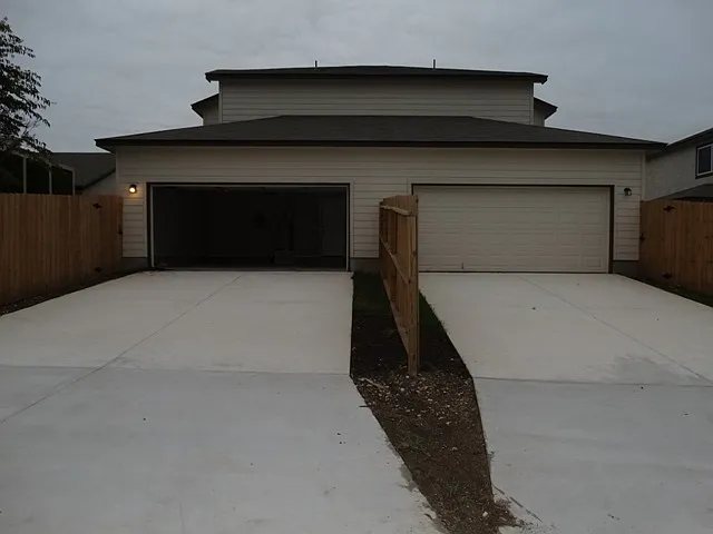 5826 Grandwood Dr — Photo 2