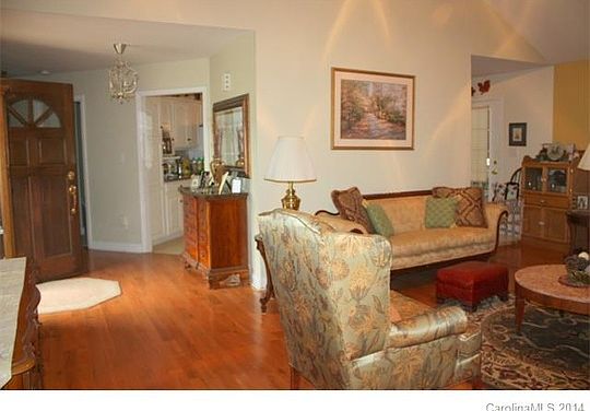 3rd image of 102 Oakcrest Dr