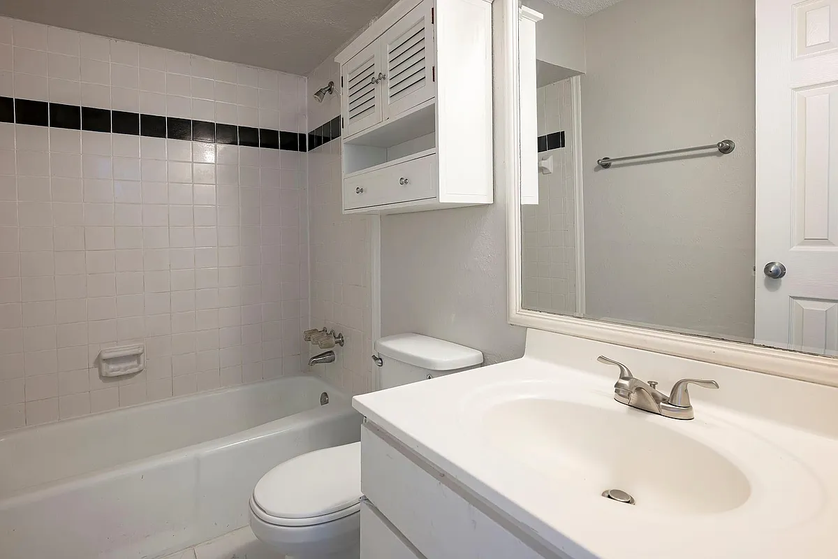 Building Photo - 5812 Milton St #105