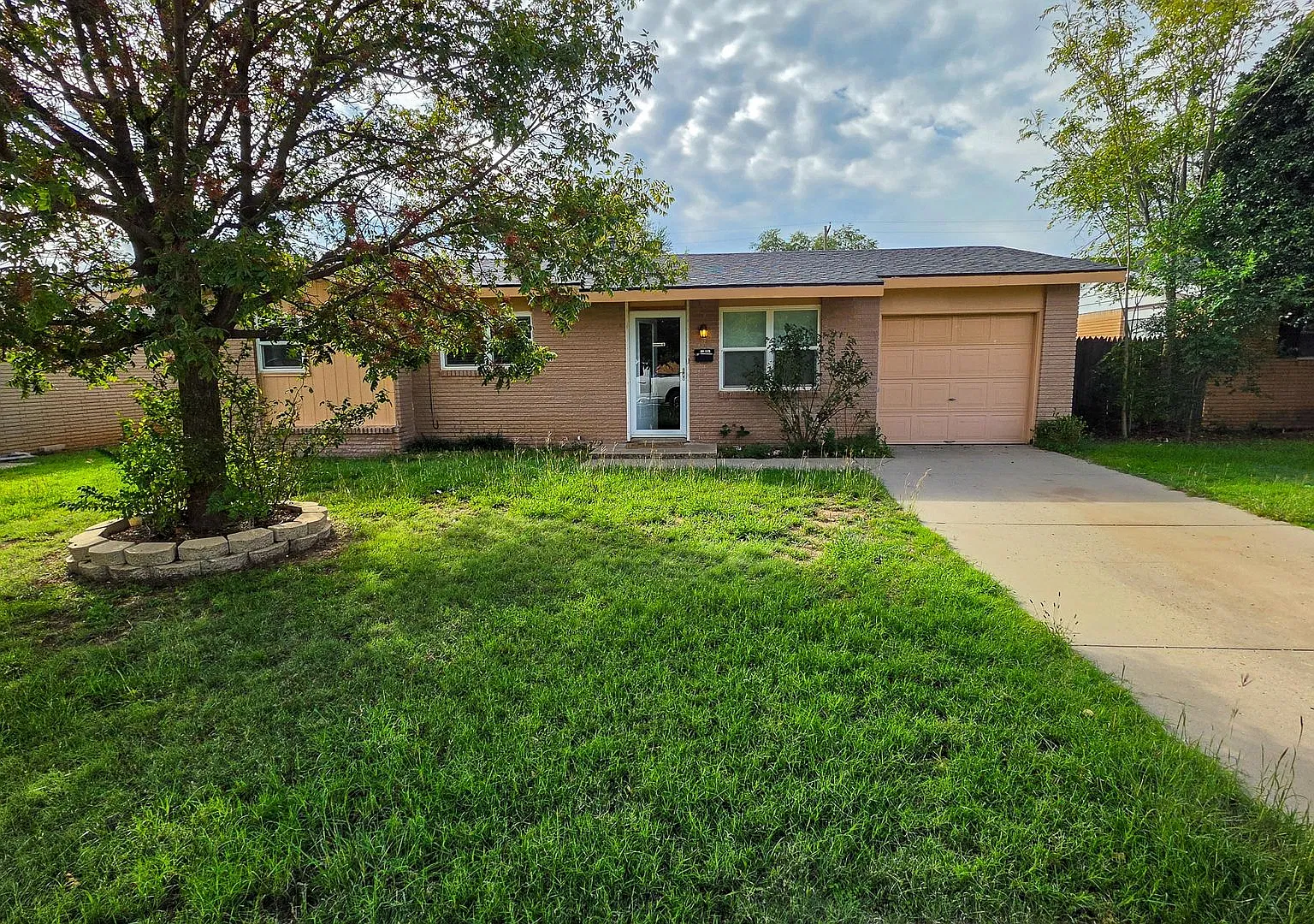 3 Bed 1 Bath home with garage for rent! — Photo 1