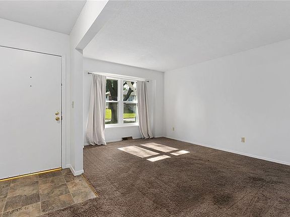 4th image of 320 SE Melody Ln