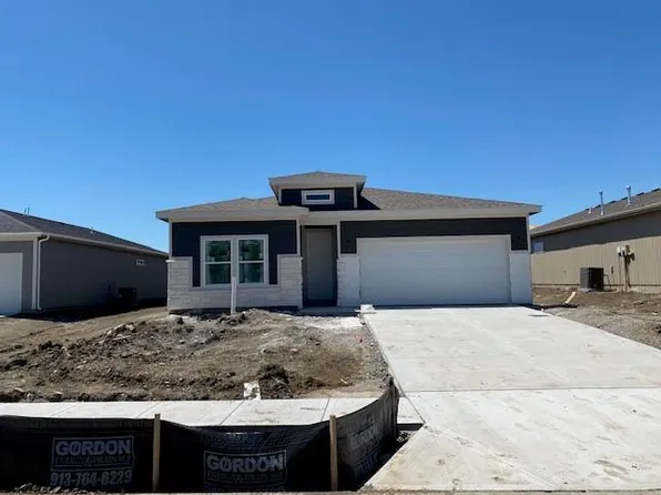 20674 Skyview Ln, Spring Hill, KS 66083