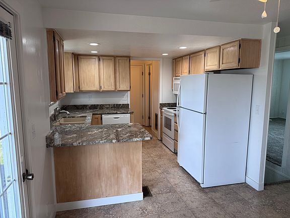 5th image of 2580 S Perry St