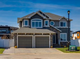 109 E Kinniburgh Bay, Chestermere, AB T1X0M2