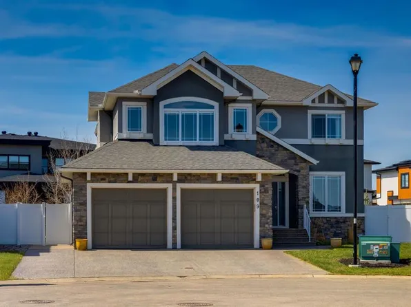 109 E Kinniburgh Bay, Chestermere, AB T1X 0M2