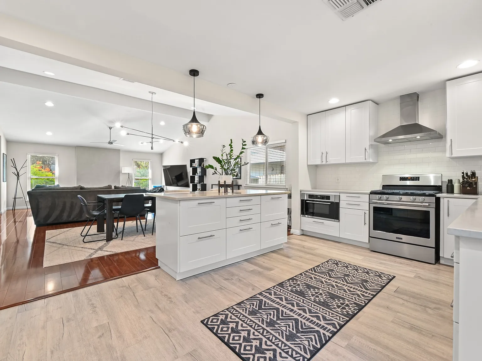 3 bed, 1557 sqft, $3,395 — Photo 3