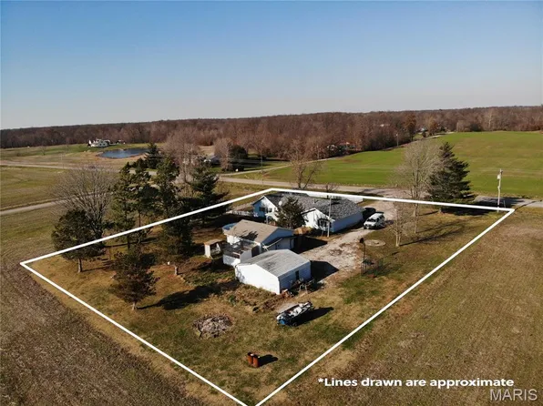 9559 E Dix Irvington Rd, Dix, IL 62830