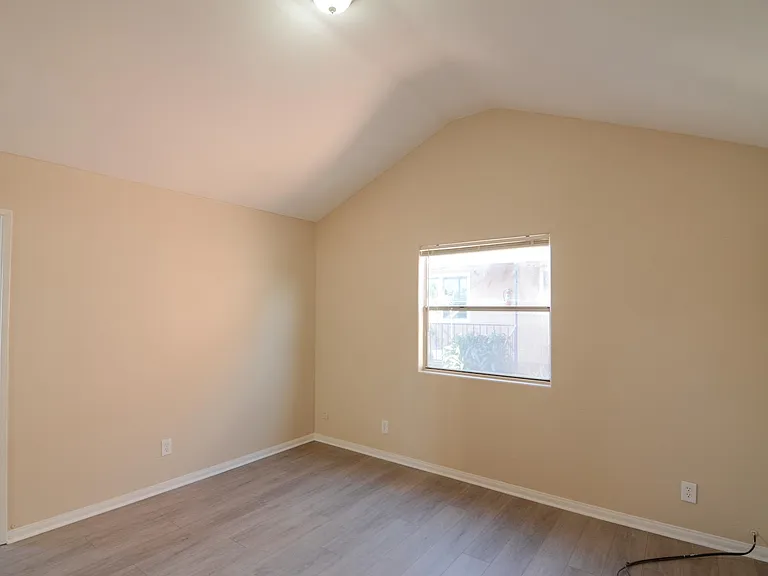 3118 Theresa St — Photo 10