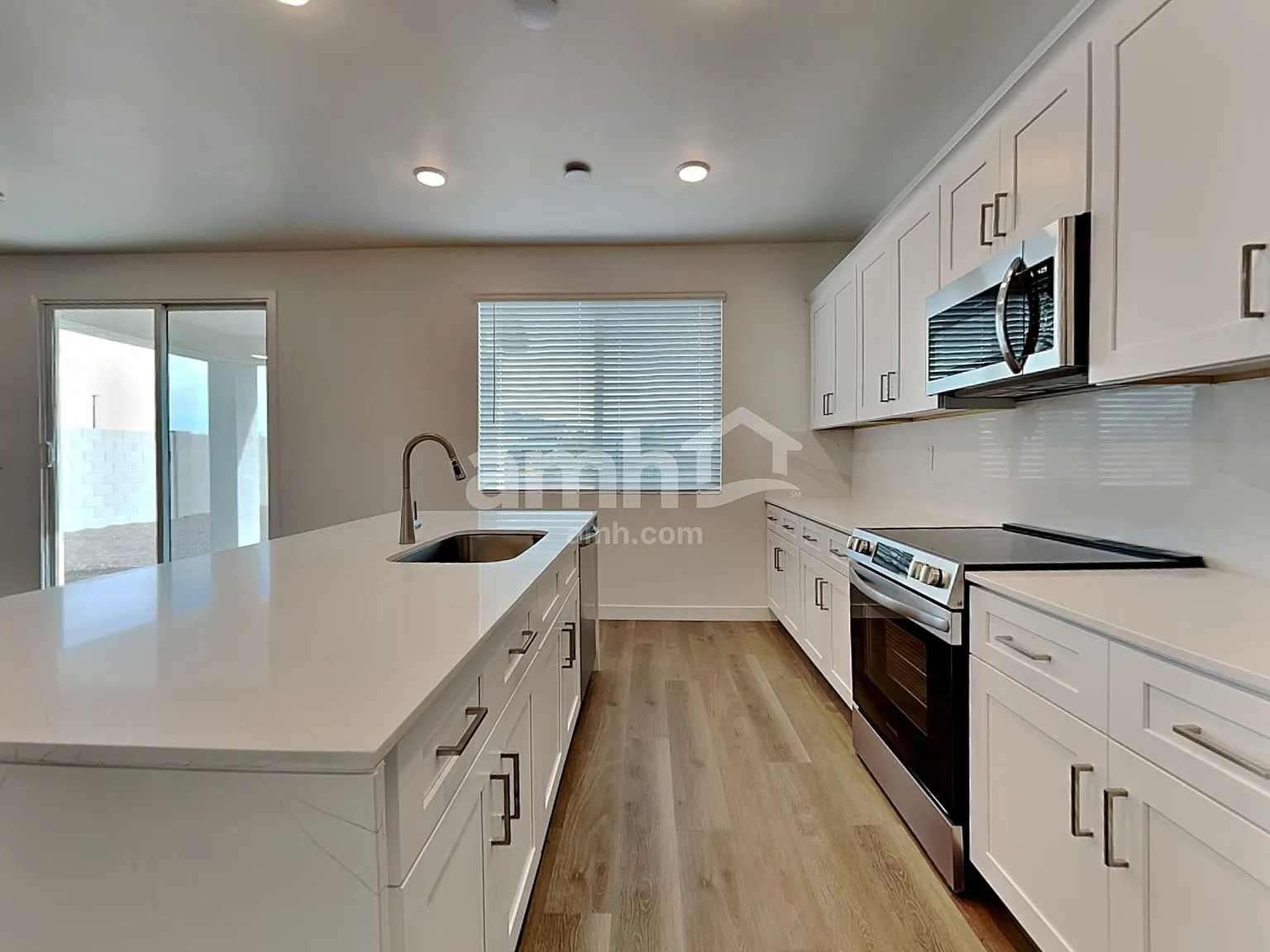 4 bed, 2.5 bath, 2220 sqft, $2,405 — Photo 4