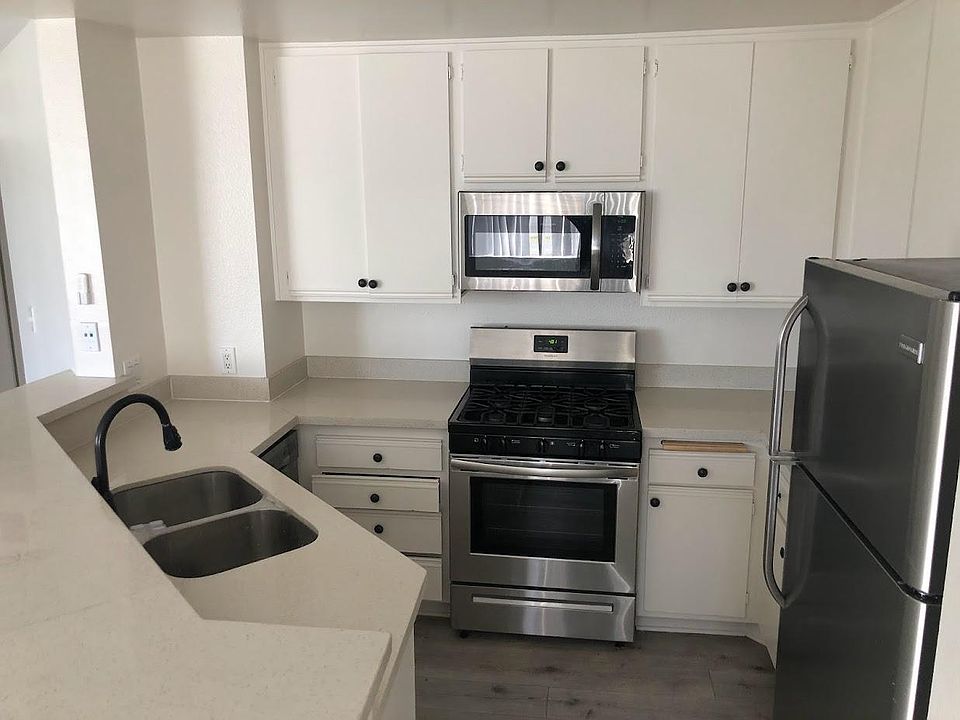 1st image of 2218 N Beachwood Dr #204