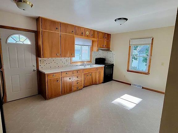 5th image of 420-422 S Hackett Rd