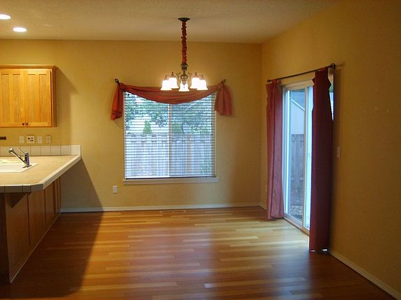 3rd image of 905 NE 4th Ave