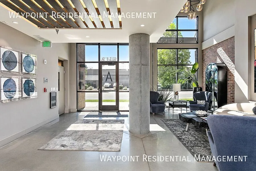 Luxury Top Floor View Condo With Expansive Space For Flexible Living — Photo 2
