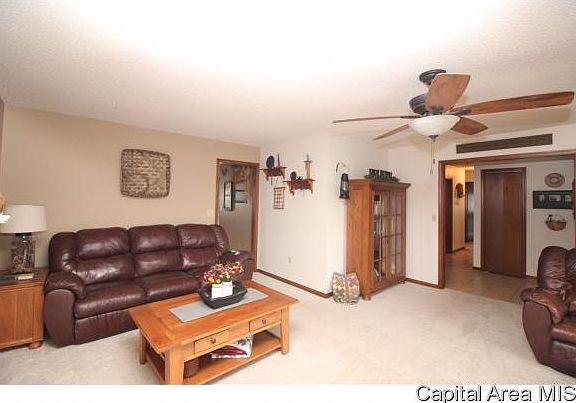 4th image of 140 Lincolnwood Dr