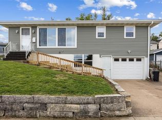 425 Hillview Dr, Marion, IA 52302