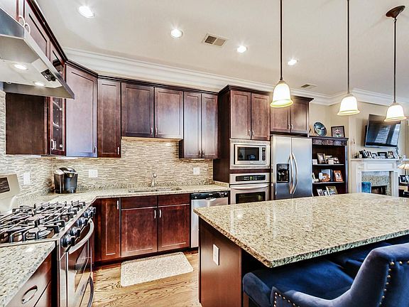 3rd image of 5647 N Clark St APT 201