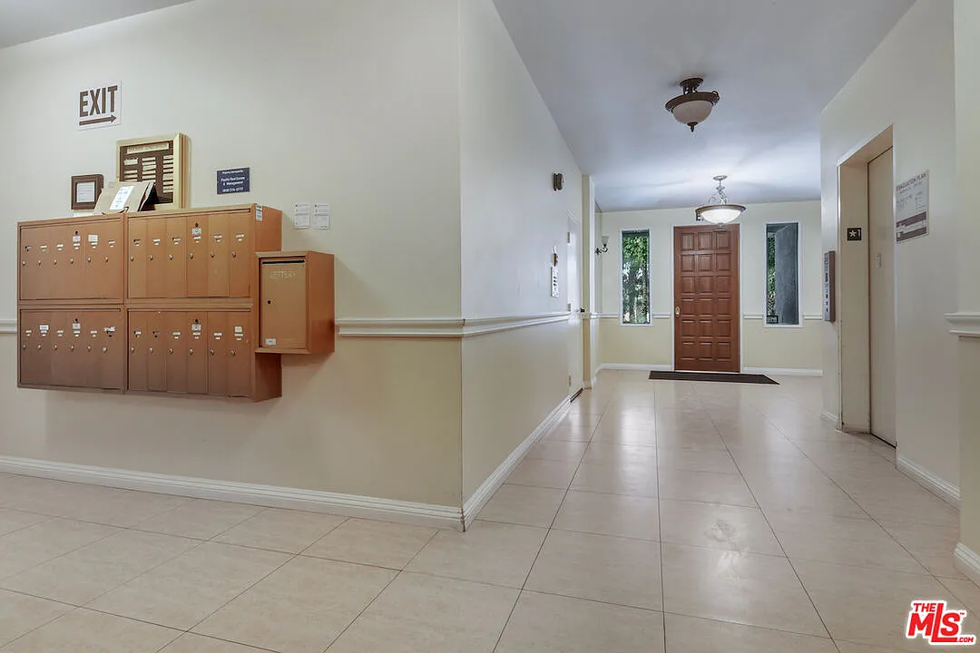 2 bed, 2.5 bath, 1954 sqft, $4,800 — Photo 2