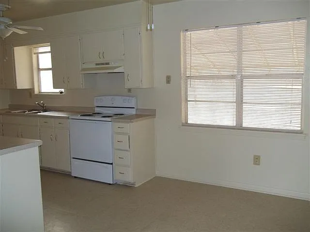 910 Hill St — Photo 3