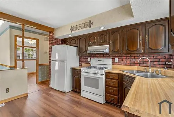 10527 Prestwick Dr — Photo 1