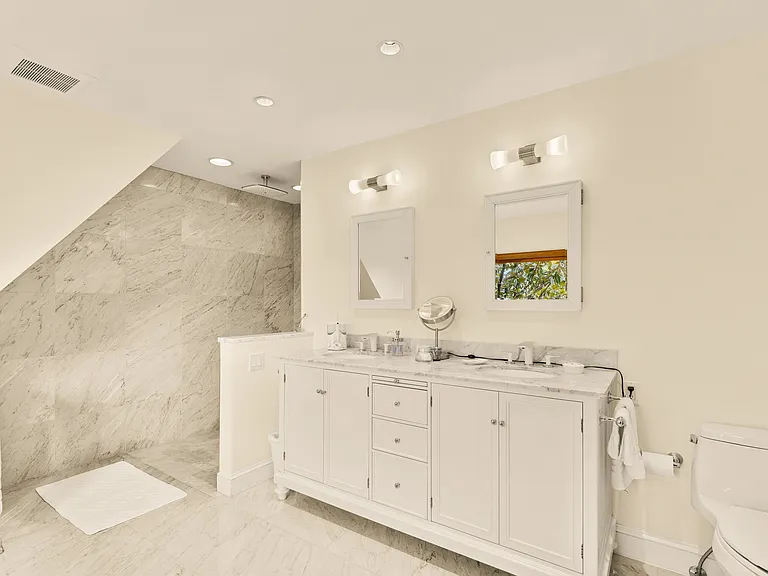 3111 Chain Bridge Rd NW — Photo 37