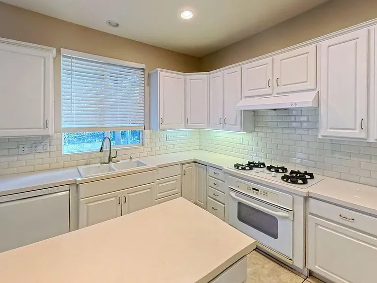 7912 E Hampshire Rd — Photo 3