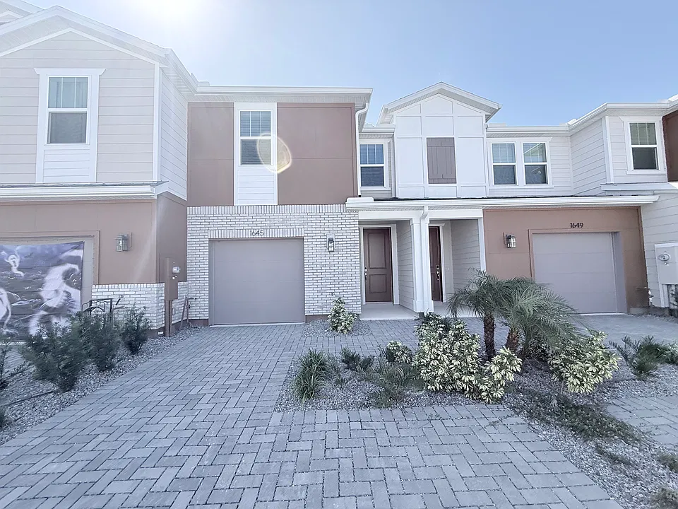 1645 Greenleaf Woods Cv