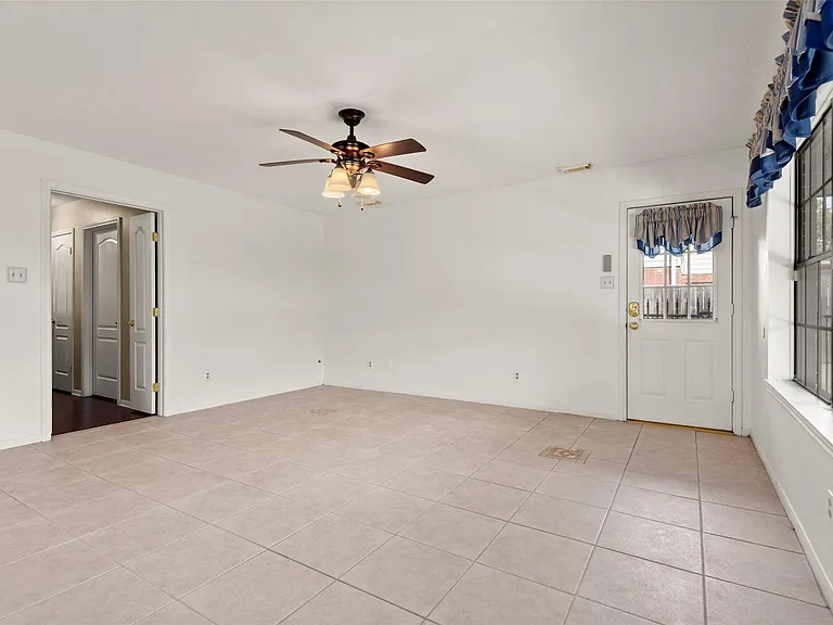 2415 Parkwood Ln — Photo 14