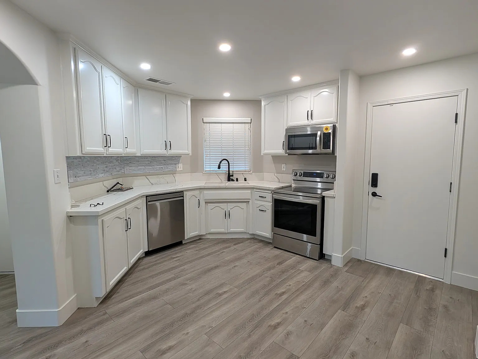 3 bed, 1427 sqft, $2,400 — Photo 3