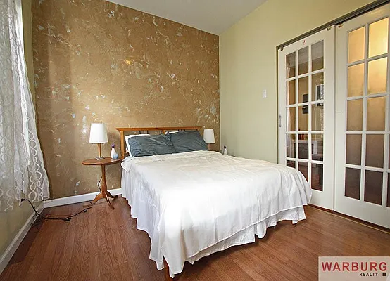 Sold by Warburg | media 9