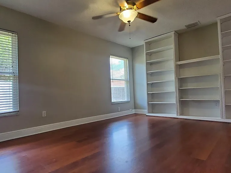 703 Regency Ct — Photo 2