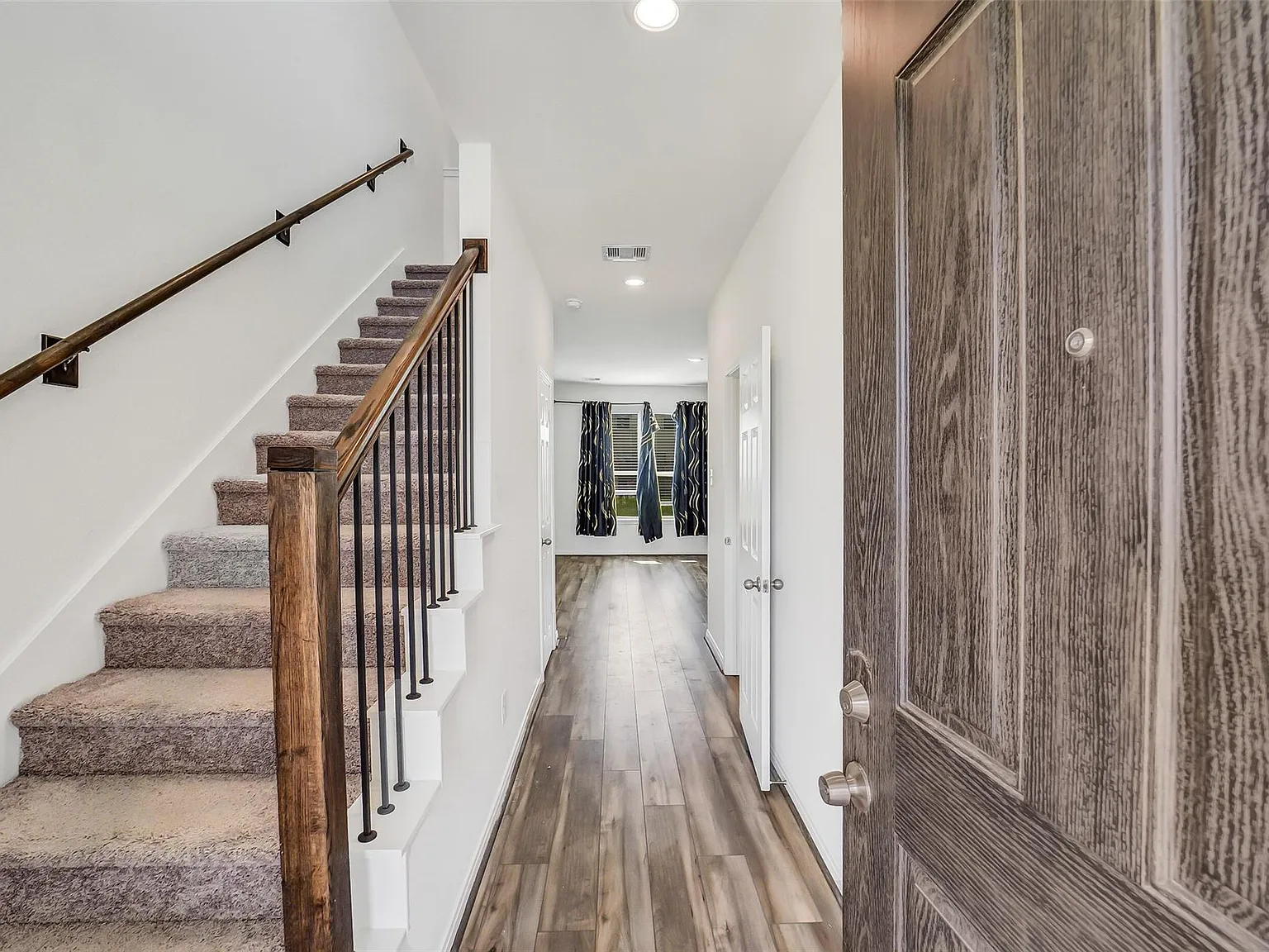 3 bed, 2.5 bath, 1904 sqft, $2,400 — Photo 2