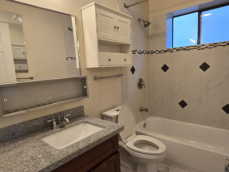 110 Florentia St #B — Photo 24