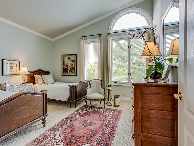 Second bedroom with wonderful light through large windows