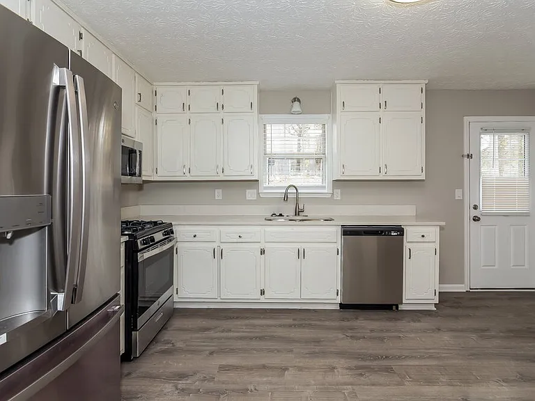 915 Walnut Creek Ln — Photo 7