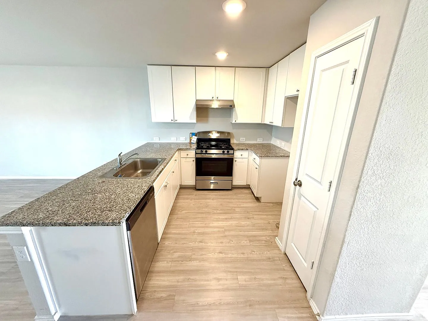 *Move In Special* Comfortable Living With Open Kitchen & Fenced Yard! — Photo 3