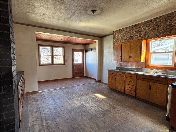4th image of 835 Lewis Ave