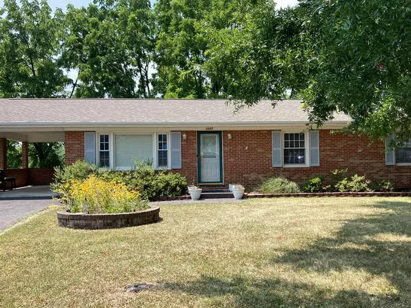 1027 Broad Hill Dr, Vinton, VA 24179