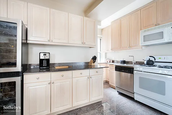 Sold by Sotheby's International Realty | media 4