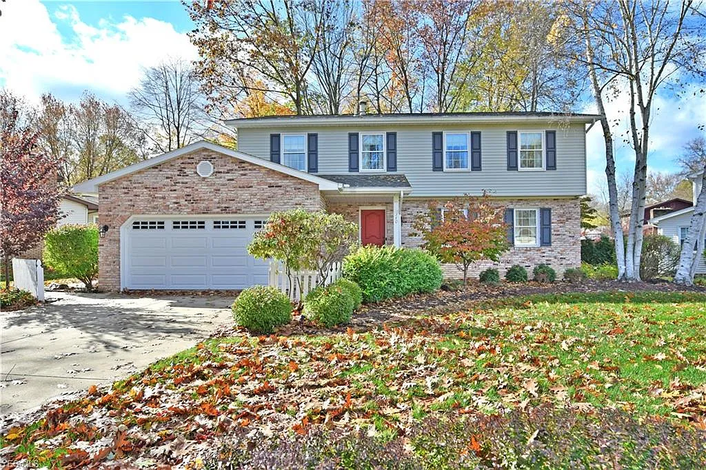 340 Greenbriar Dr photo 1