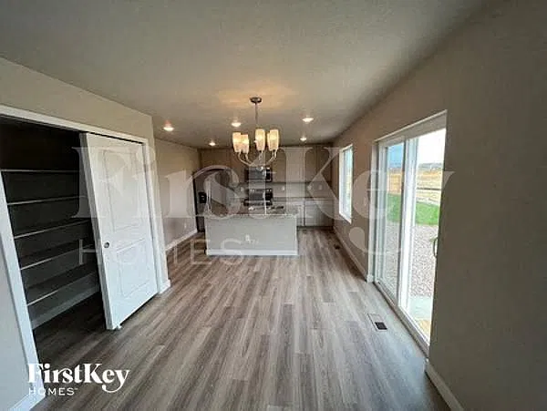 3 bed, 2.5 bath, 1562 sqft, $2,180 — Photo 2