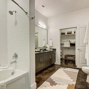 5th image of 2610 Throckmorton St
