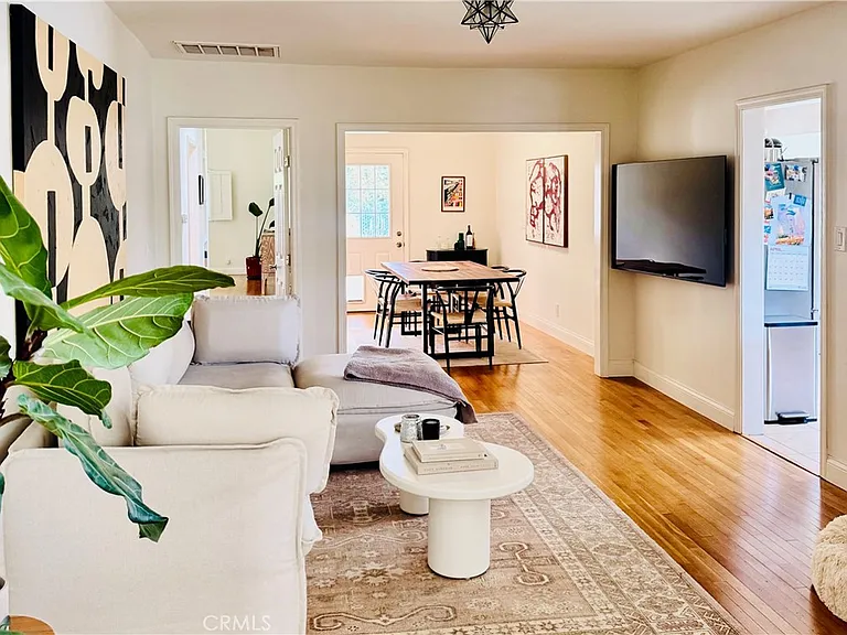 2530 S Bentley Ave — Photo 8