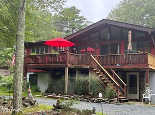 113 Oak Ridge Cir, Hawley, PA 18428