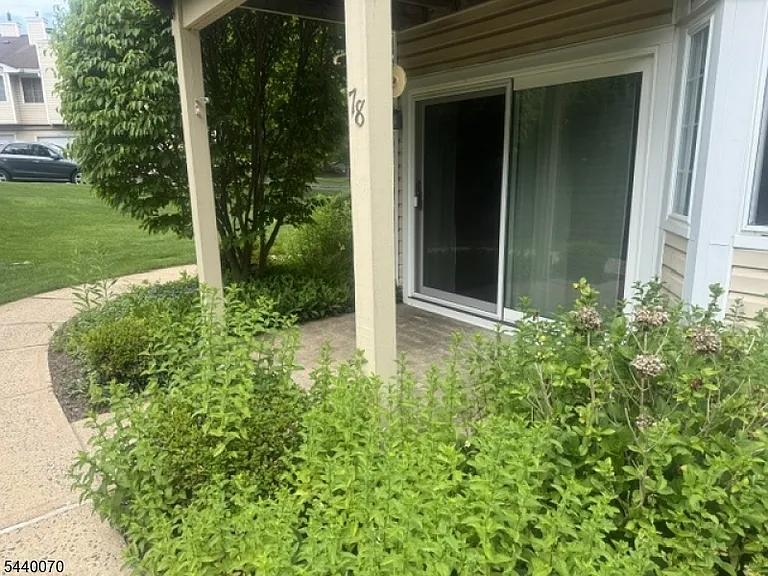 78 Wendover Ct — Photo 2