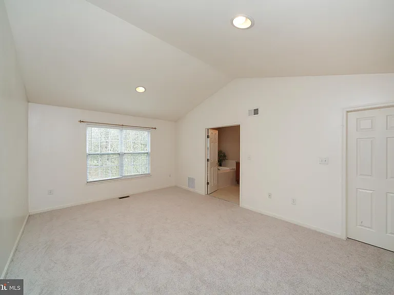 46 Hoover Ave — Photo 16